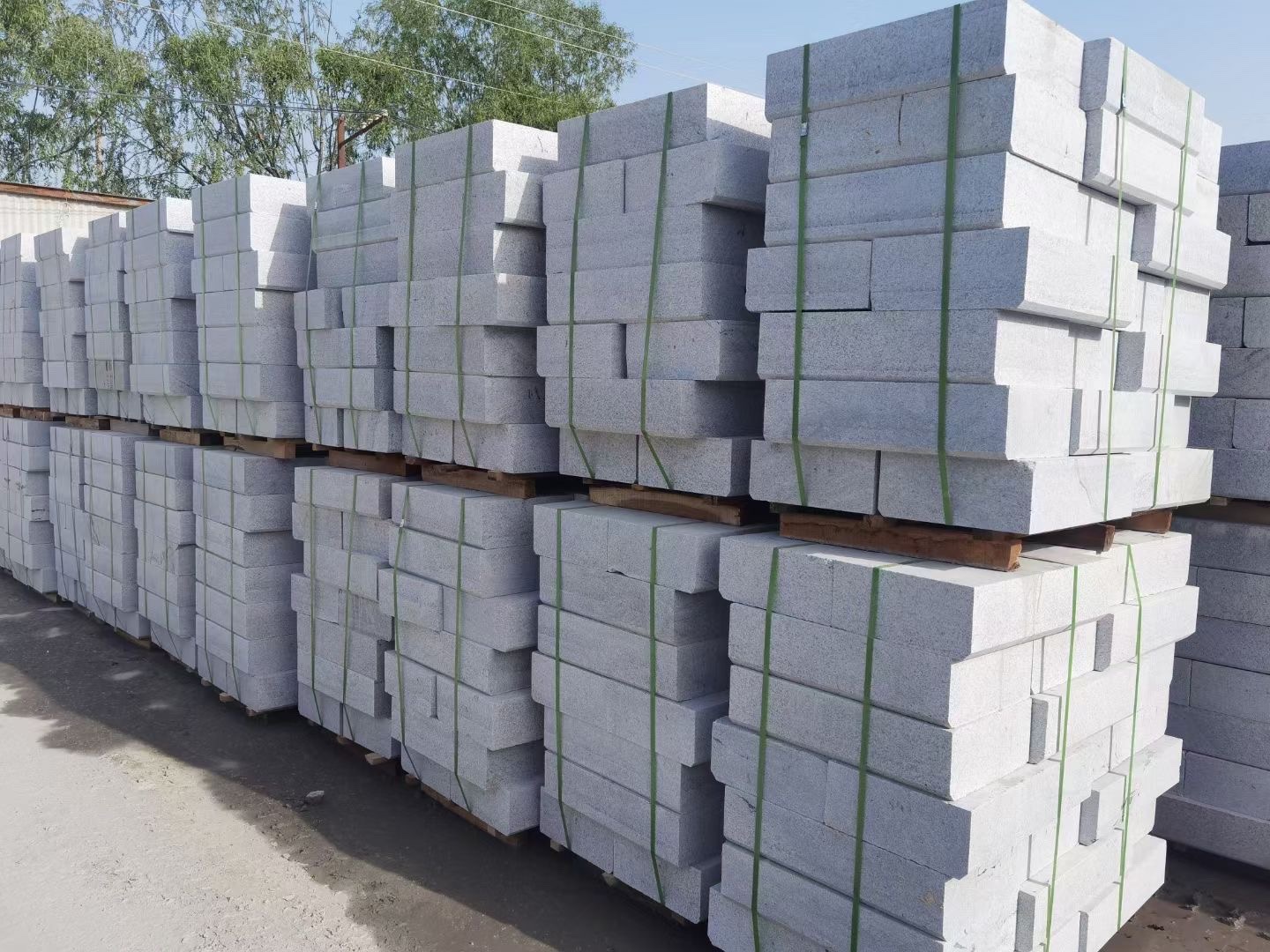 石材廠芝麻灰花崗巖批發(fā)路邊石價(jià)格信息(圖3)